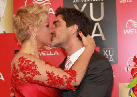  Xuxa completa 50 anos beijando muito em festa beneficente com famosos